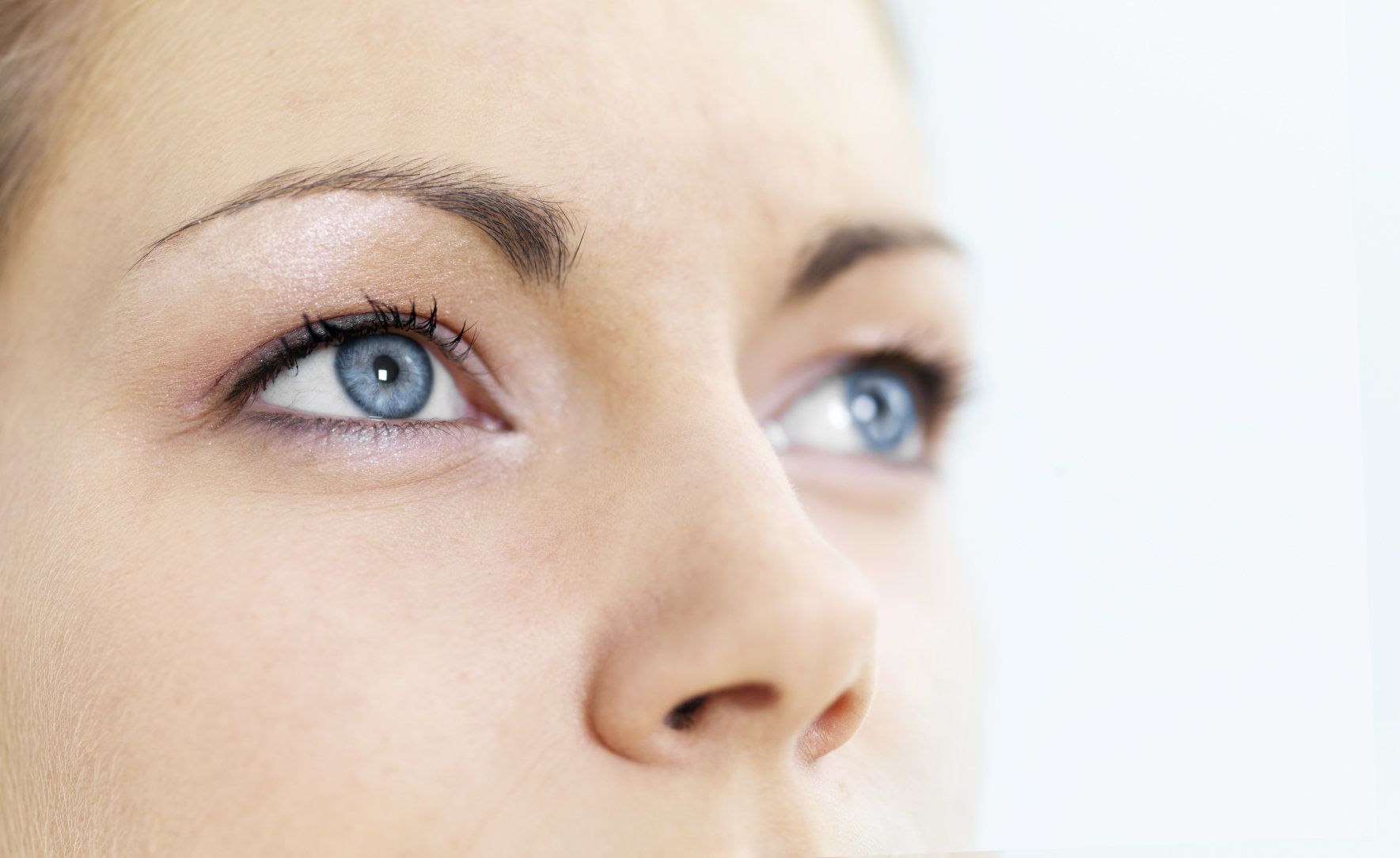 Brunette woman with green eyes smiling